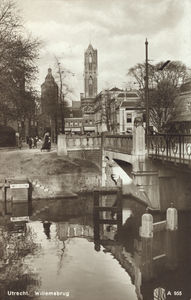 2160 Gezicht op een gedeelte van de Willemsbrug over de Stadsbuitengracht te Utrecht met op de achtergrond de ingang ...